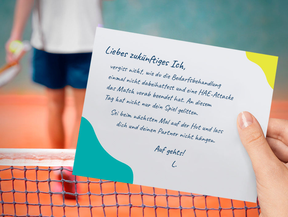 Bild, auf dem eine Person mit HAE einen Brief in der Hand hält, in dem es um ihren nächsten HAE-Anfall beim Tennisspielen geht