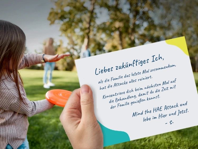 Bild, auf dem eine Person mit HAE einen Brief in der Hand hält, in dem es um ihre nächste HAE-Attacke beim Tennisspielen geht