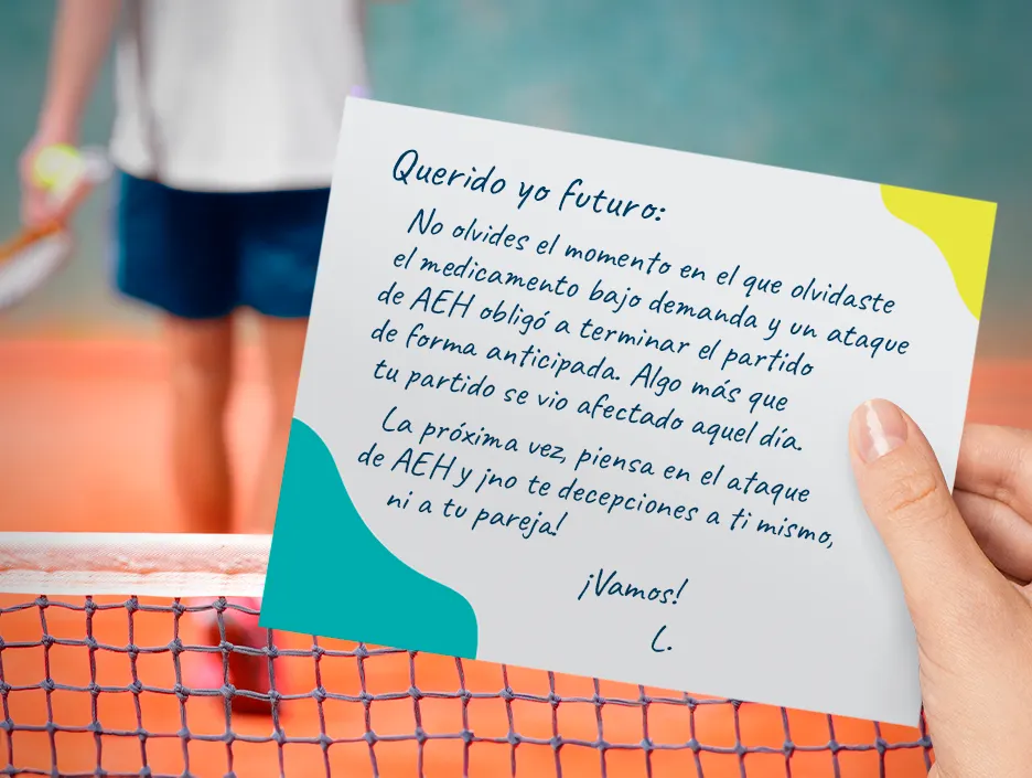 Imagen de la mano de una persona con AEH sosteniendo una carta sobre su próximo ataque de AEH mientras jugaba al tenis.