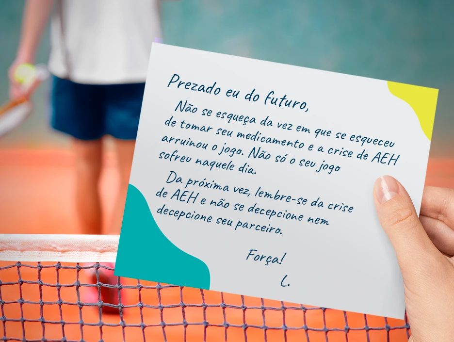 Imagem de uma mão de uma pessoa que vive com AEH segurando uma letra sobre sua próxima crise de AEH enquanto joga tênis.